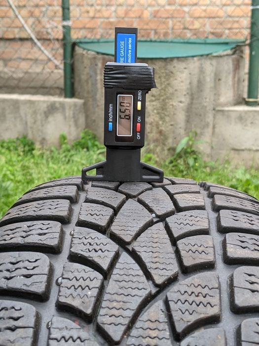 Зимовий Dunlop  215 60 17c цешка протектор 70%80%