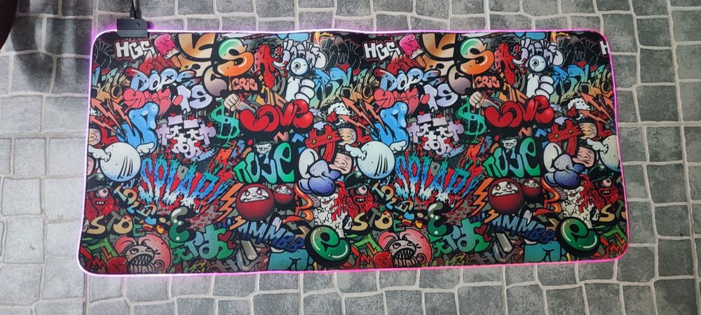 Tapete de Rato Gaming RGB XXL (40x90 cm) – Padrão Graffiti Urbano