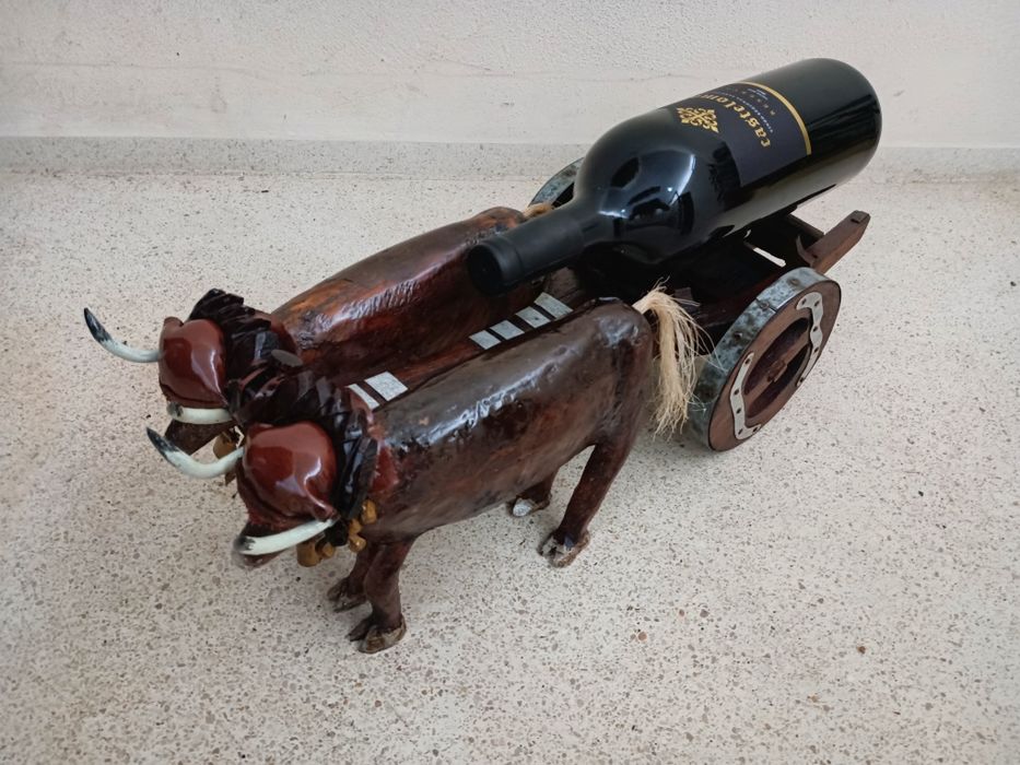 Belíssima peça decorativa c/ 60cm
"Junta de bois com carro" em madeira