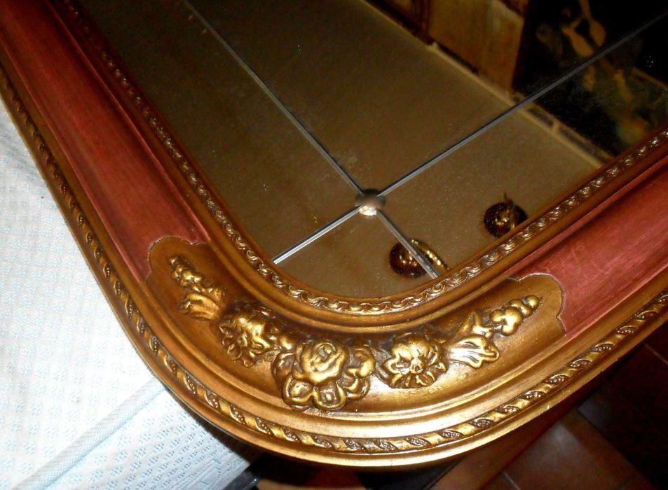 Espelho grande bizelado  cantos relevo dourado