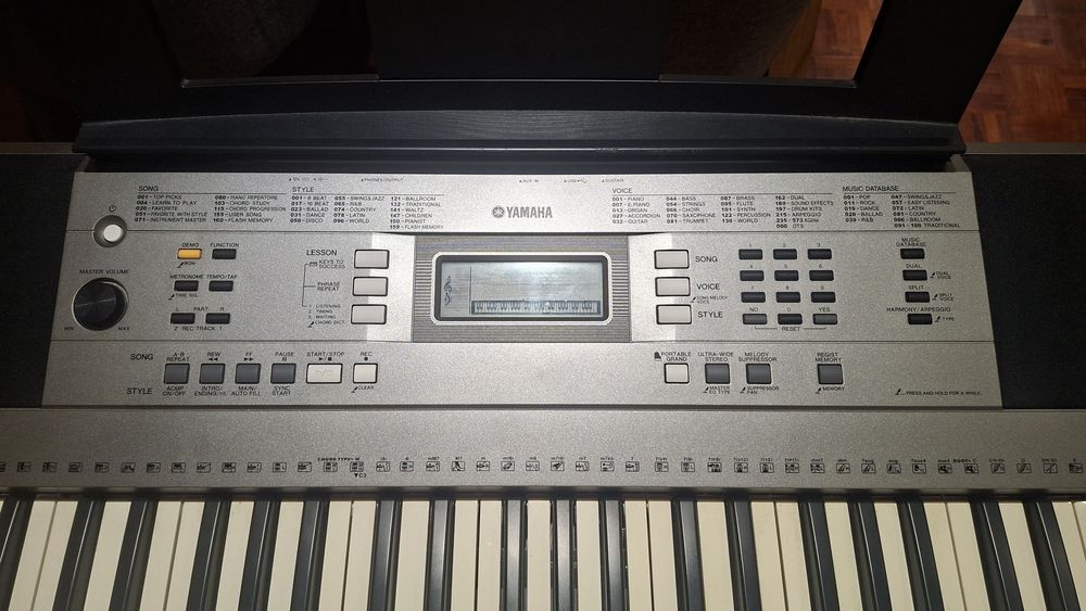 Piano/Teclado Yamaha PSR-E353 com stand