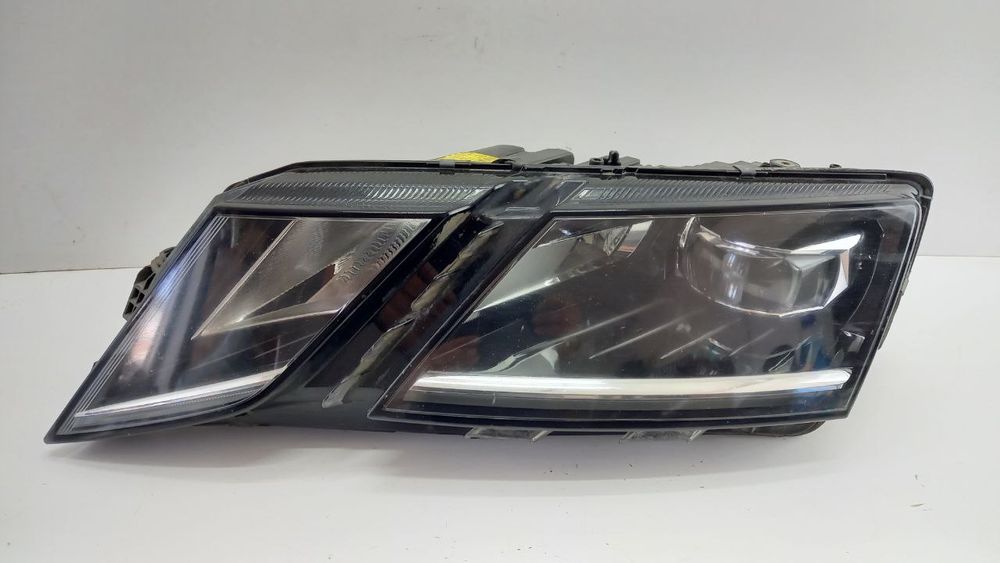 Фара левая Skoda Octavia III 2020 5E1941015F