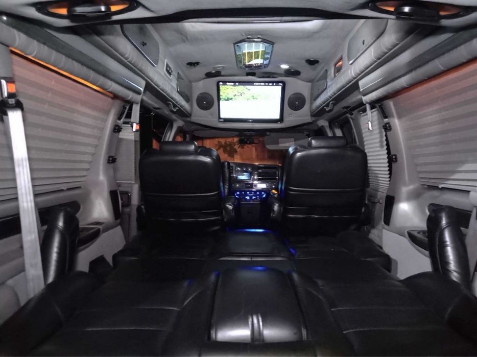 Chevrolet Express , обслужений на автоматі. Ідеальний бус для дальніх поїздок