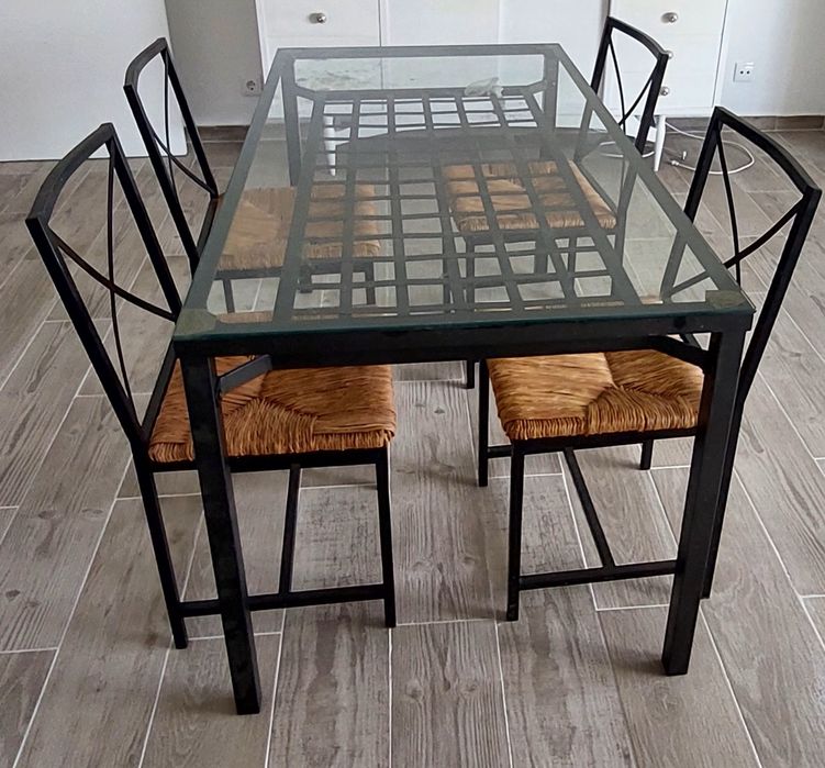 Mesa de ferro com 4 cadeiras