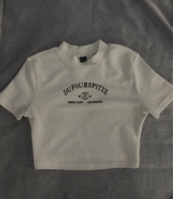 Biała obcisła bluzka na krótki rękaw