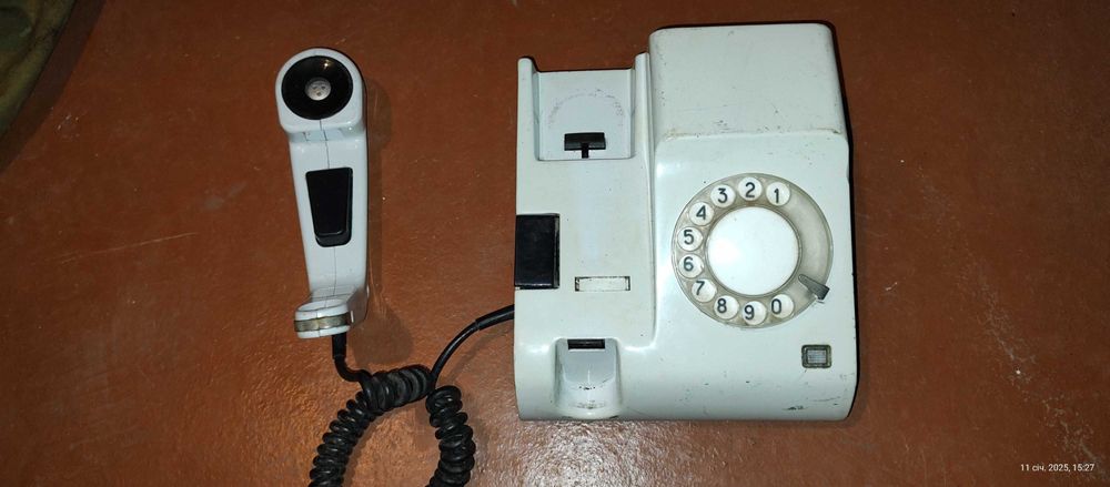 Телефонний апарат АТ-3031 (закритий зв'язок), трофейний.