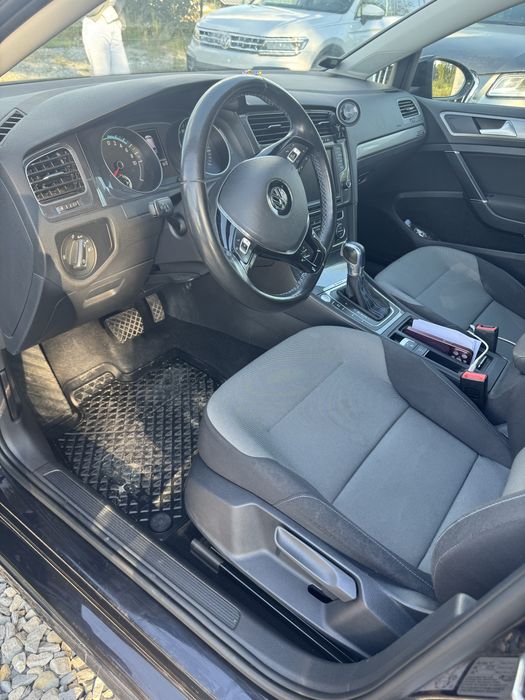 Продам хороший автомобіль е-Golf