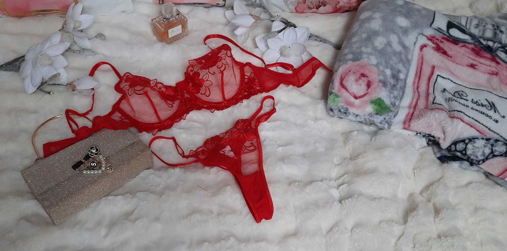 komplet bielizny czerwony różany stanik stringi