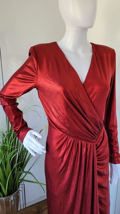 Elegancka sukienka damska kopertowa czerwona metaliczna Guess M