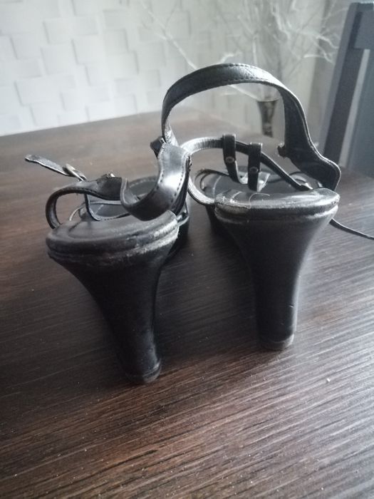 Sandałki na koturnie