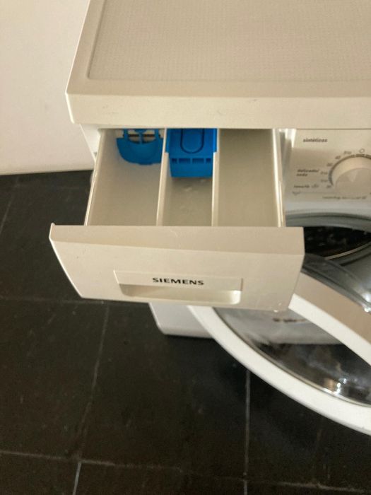 Máquina de Lavar Roupa • Siemens