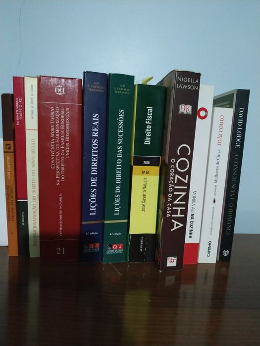 Vários livros .     .
