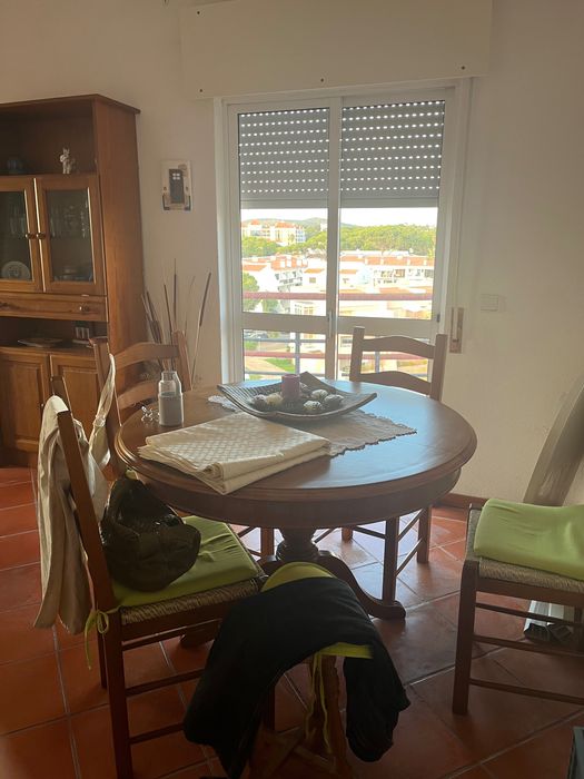 Mesa extensível em Pinho mel e conjunto de 4 cadeiras