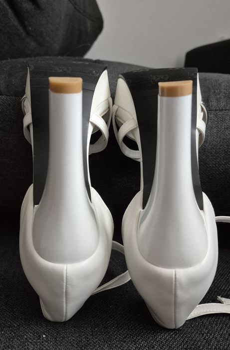 Buty na obcasie białe