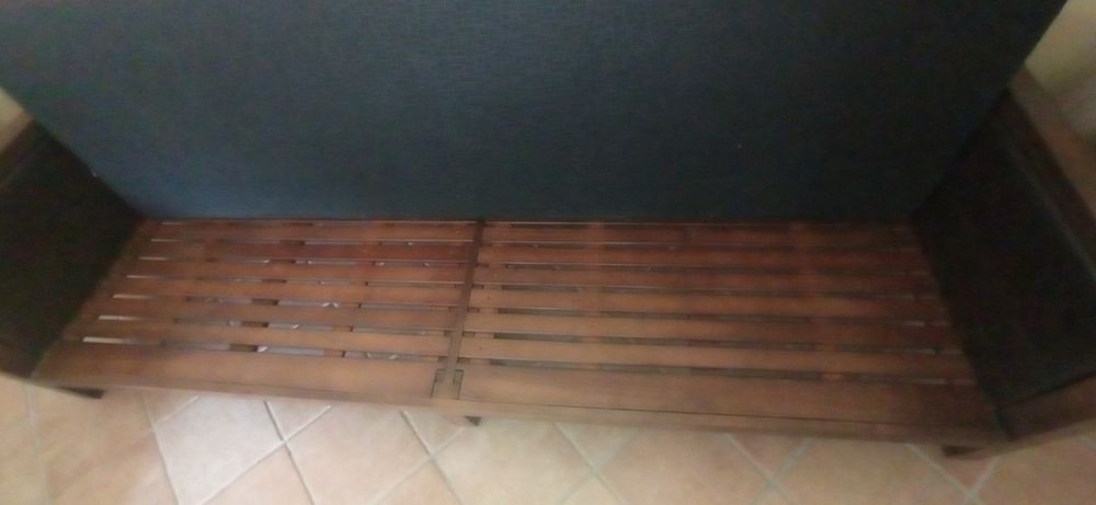 Sofá em madeira de castanho maciça.