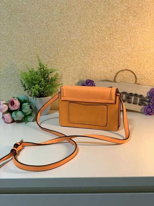 Яскрава сумка через плече River Island