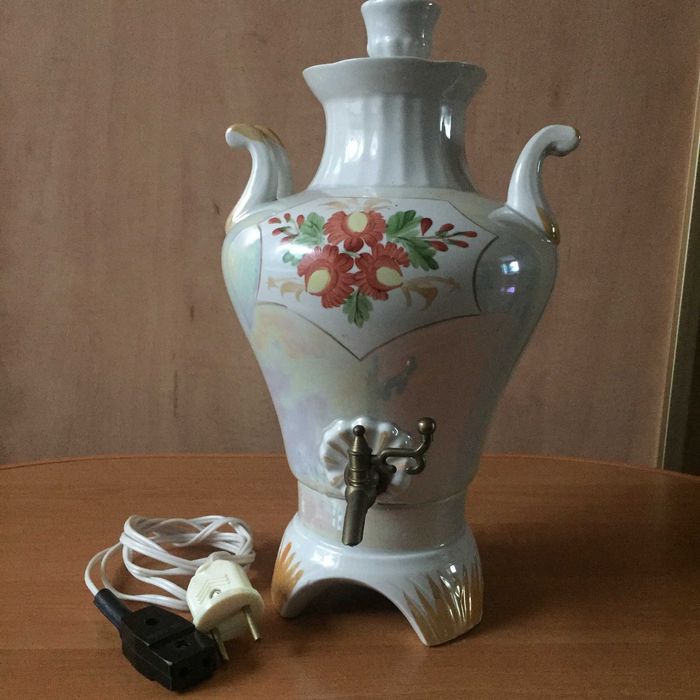 Самовар сувенірний електричний фарфоровий.