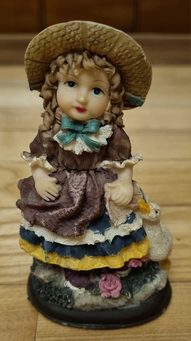 Figurka dziewczyny z gąska