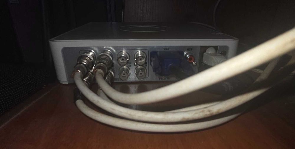 Гибридный HDVR видеорегистратор Hikvision DS-7108HQHI-K1