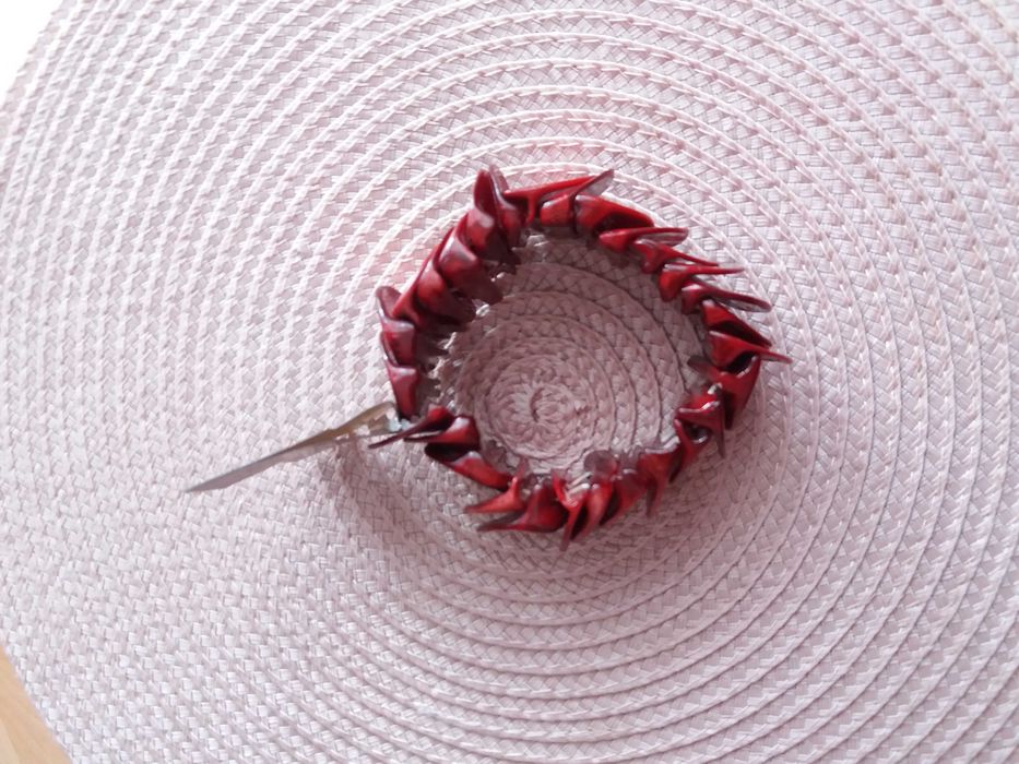 Duża burgundowa bransoletka.