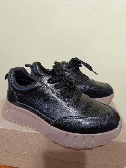 Шкіряні кросівки,37 розмір