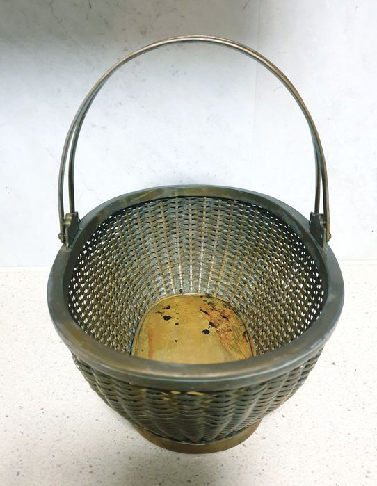 Fantástico grande antigo cesto em latão