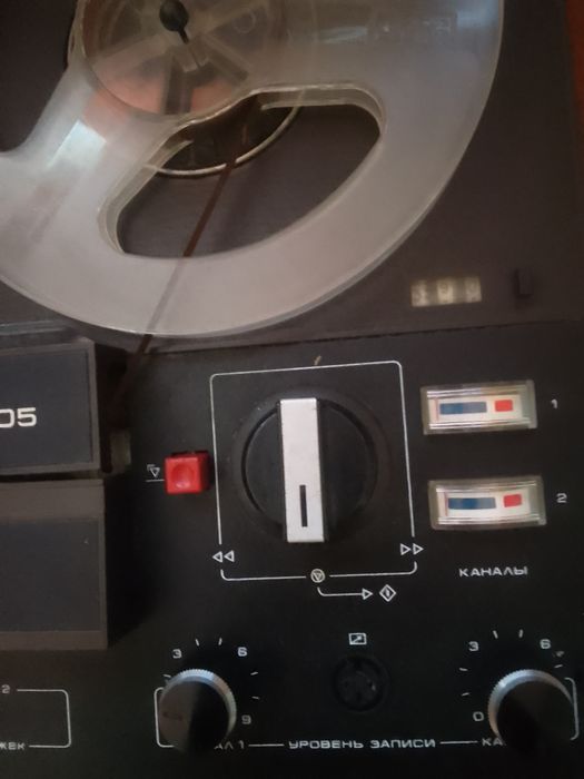 Магнитофон катушечный  Маяк.