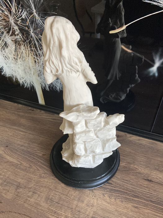 Figurka kobieta z gołębiem alabaster