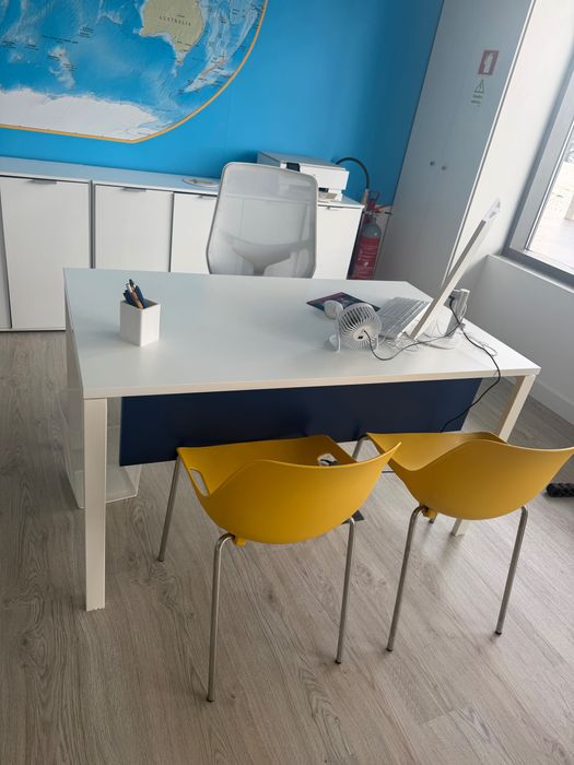 2 Secretárias e 2 cadeiras