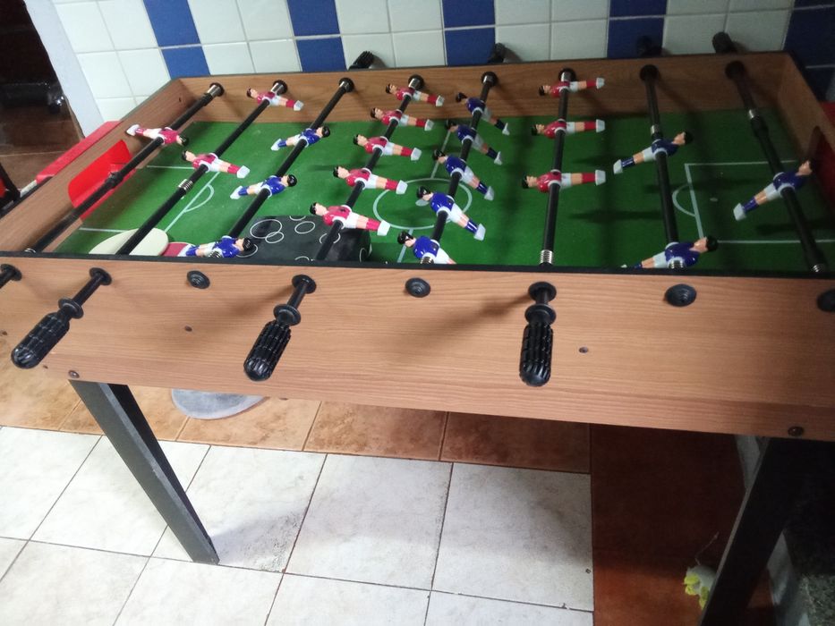 Mesa com vários jogos