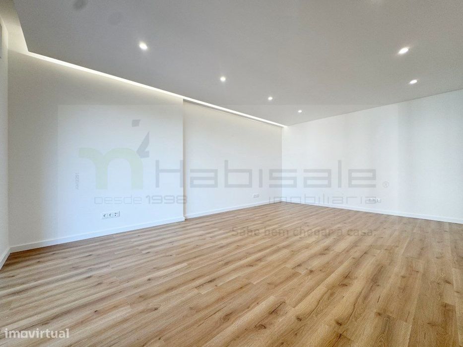 T2 totalmente remodelado com parqueamento no Centro da Parede