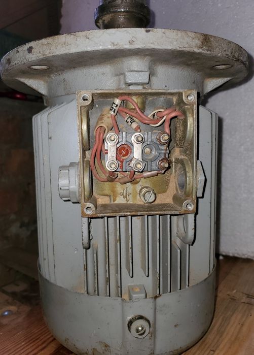 Електродвигун з шпинделем під фрези