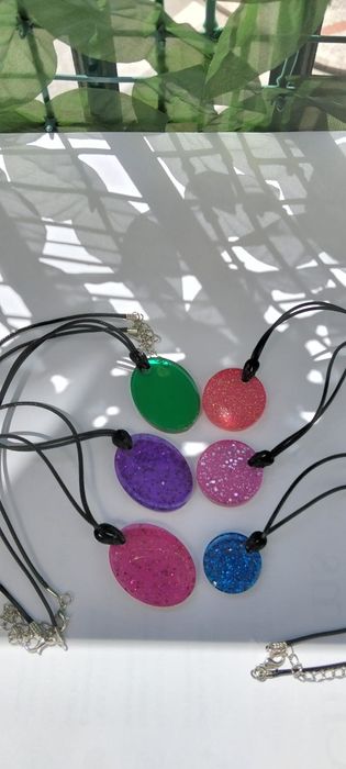 Colares muito bonitos e de muitas cores diferentes