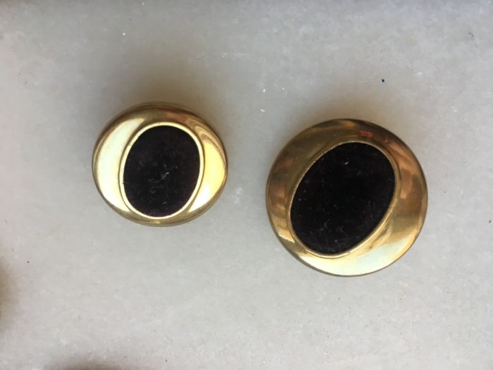 Botões Dourados com Veludo Castanho