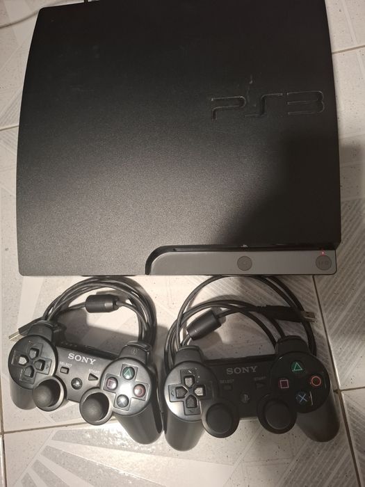 Ps 3 com vários jogos e acessórios.