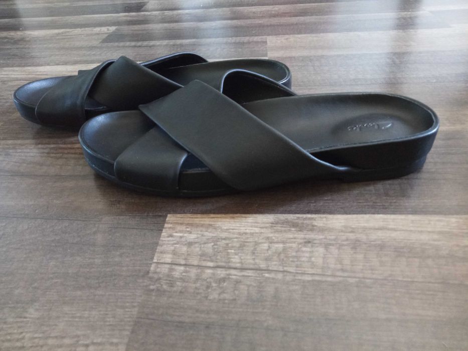 świetne  skórzane klapki CLARKS