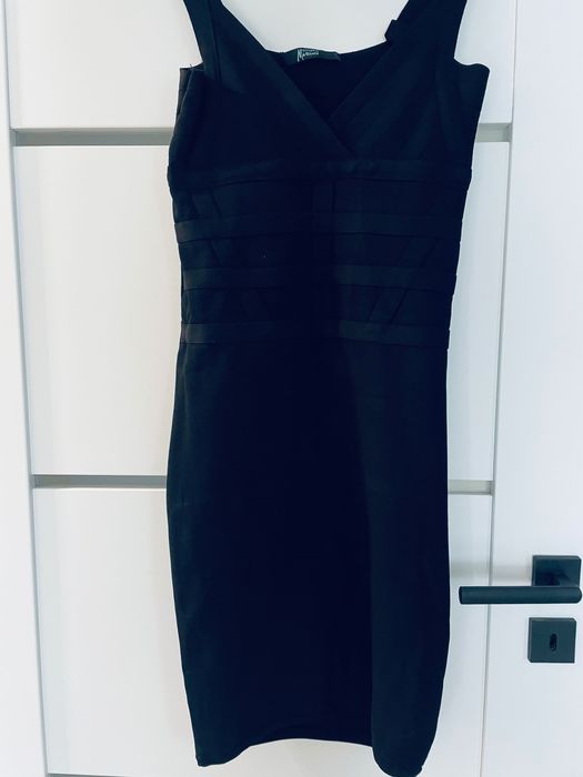 Sukienka mała czarna marki Guess Marciano.