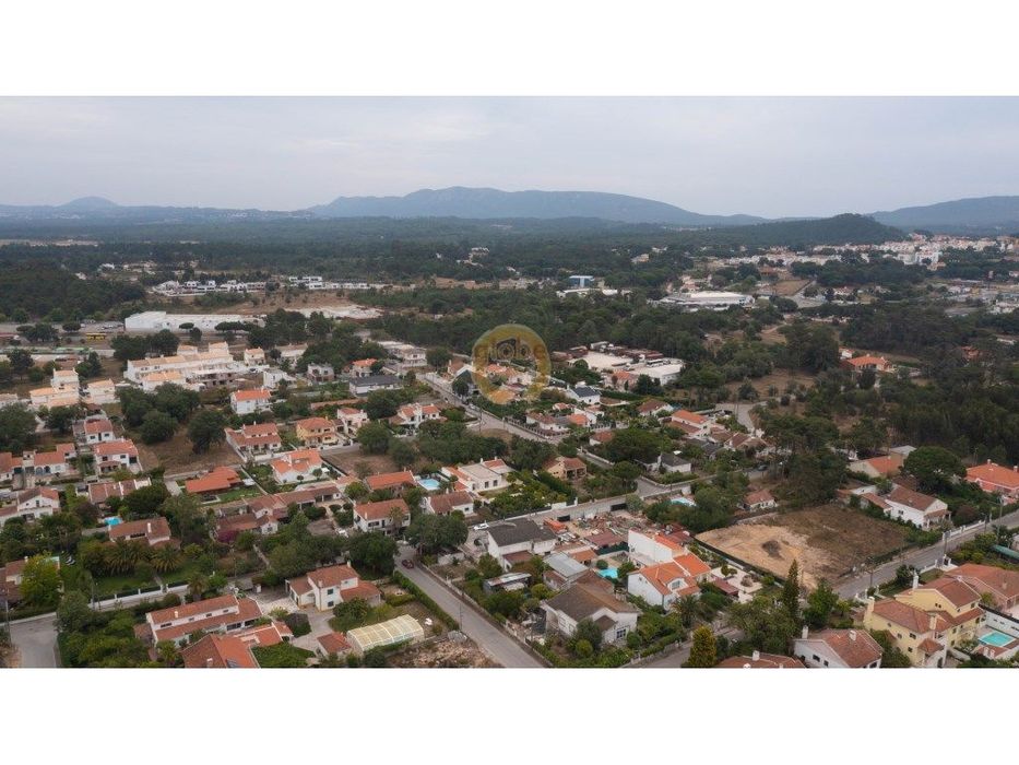 Moradia Isolada com espaço comercial em zona nobre