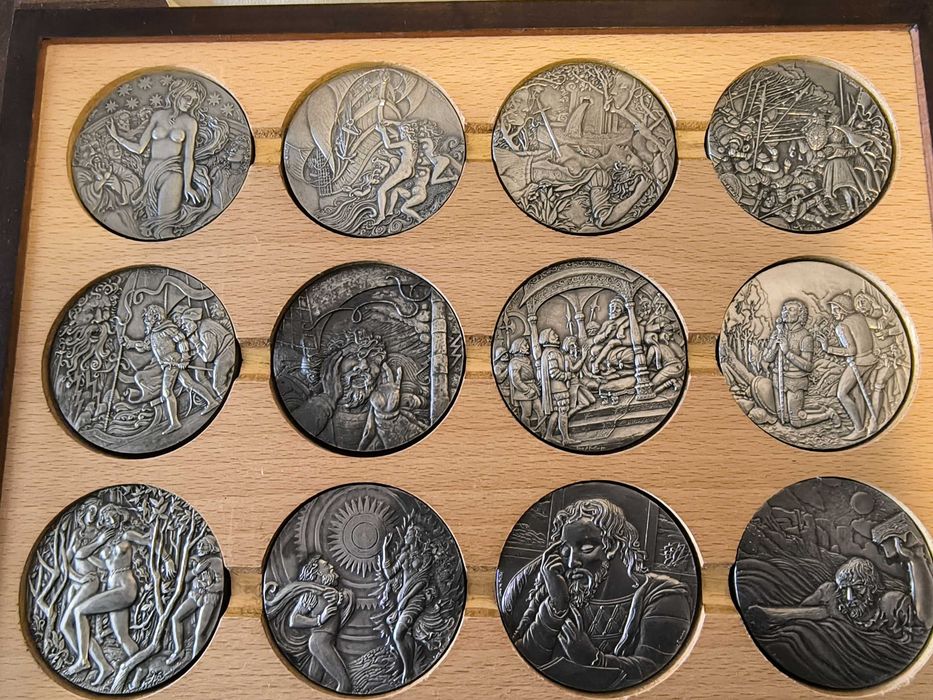 Estojo em madeira com 12 medalhas, alusivas à Obra de Luís de Camões