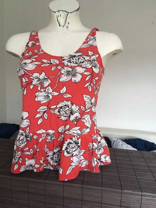 Hippie flower power Hawaii red top
XS Terranova