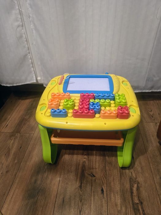 Stoliczek dwustronny edukacyjny stolik dla dzieci z klockami tablicą