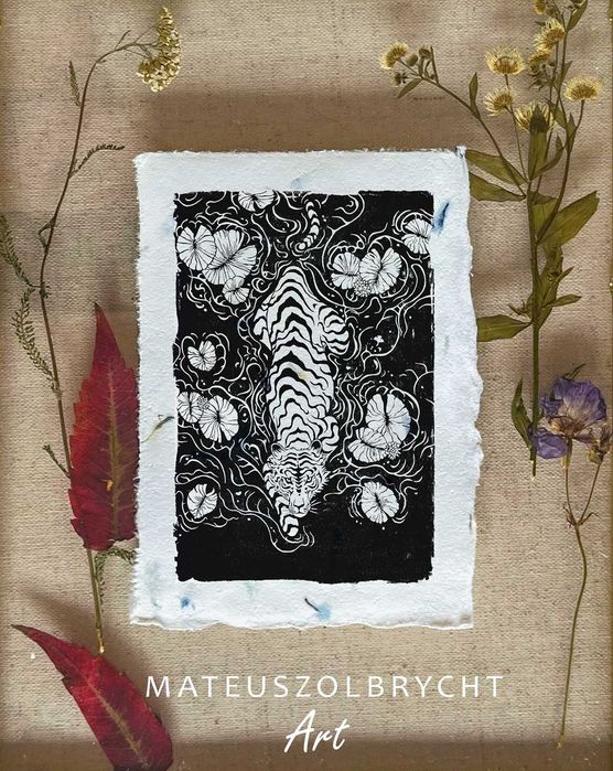 Tygrys w stawie z liliami linoryt na papierze z kwiatami handmade