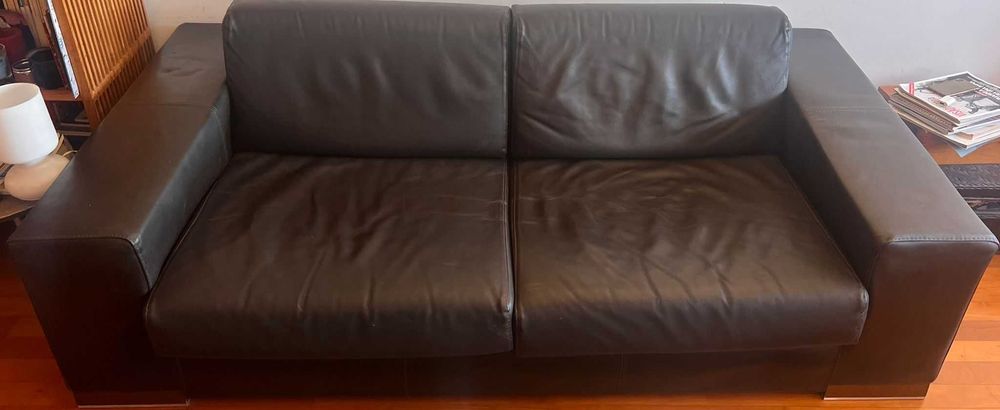 Sofá contemporâneo de três lugares em pele castanho escuro