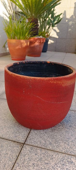 Dois vasos em barro pintados