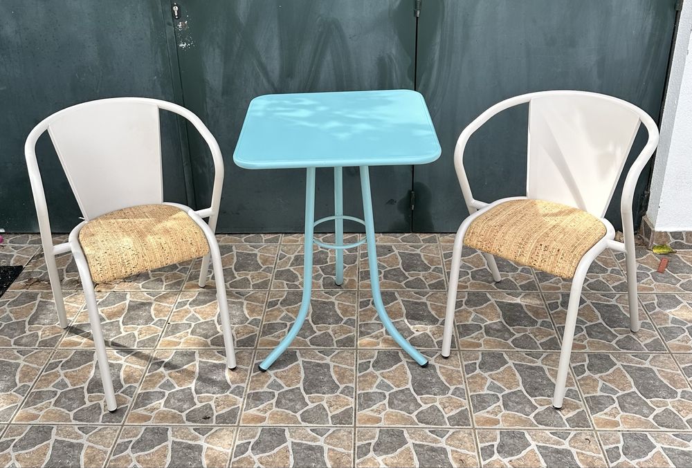 Conjunto mesa e cadeiras