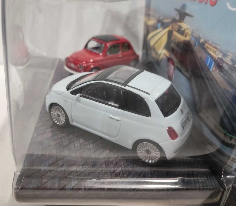 Caixa com 2 carros Fiat 500