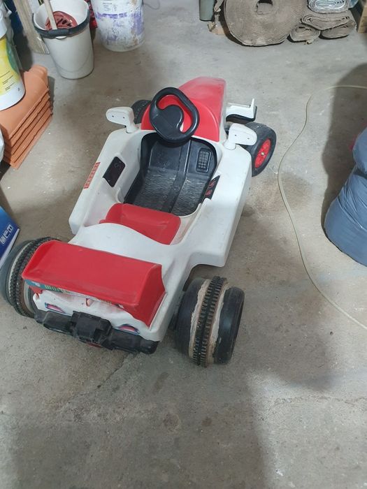 Vendo um carrinho de criança a bateria é uma bcicleta