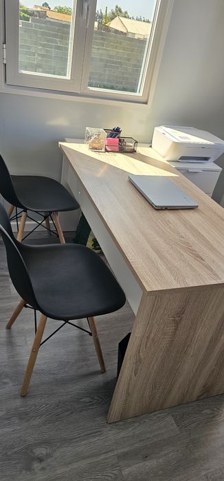 Secretária e duas cadeiras