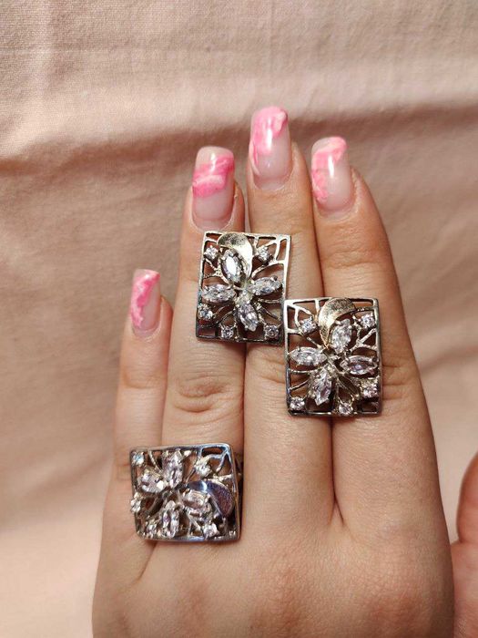 срібний комплект 925проби з фіанітами та золотими вставками.