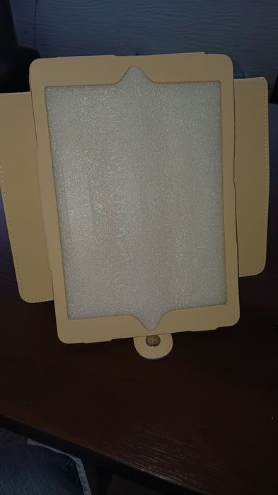 Beżowe etui na tablet obrotowe